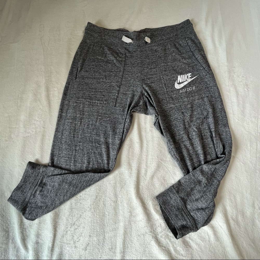 Nike Women Size Small Gray Capris ; Workout Capris; Comfy Wear